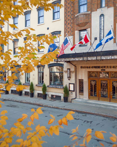 Façade de l'Hôtel Clarendon en automne.