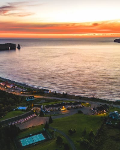Hôtel Le Mirage - Bord de l'eau avec un coucher de soleil à Percé