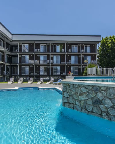 Hotel Le Principal - Piscine extérieure de l'hôtel