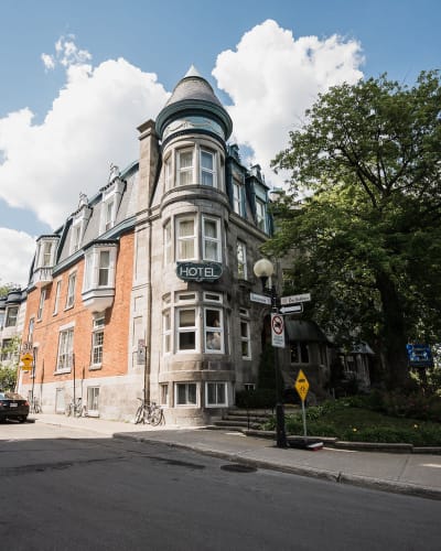 Exterior of the Hôtel Manoir Sherbrooke.