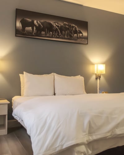 Chambre avec 1 lit double.