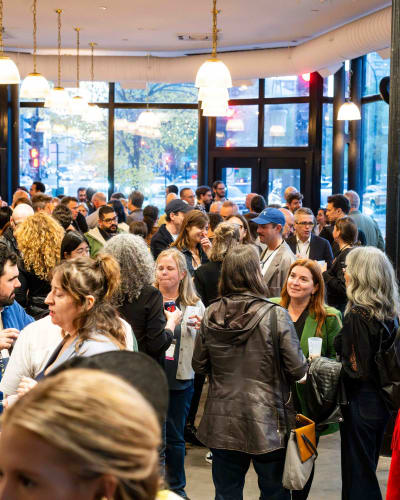 Hub Montréal - Une salle remplie de personnes qui discutent ensemble