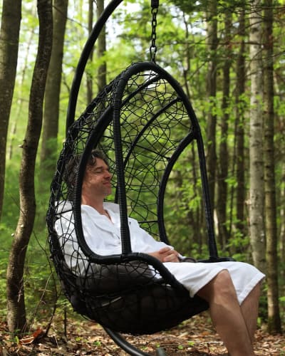 Homme relaxant au spa.