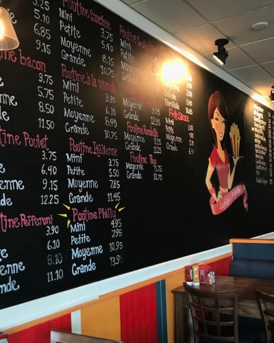 Menu à l'ardoise en salle. 