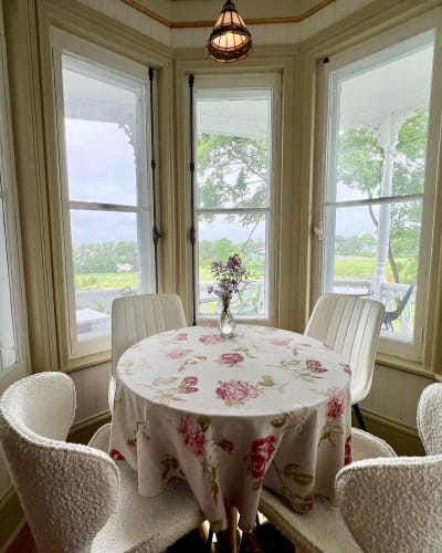 Petite table à manger à La Maison de l'Ermitage.
