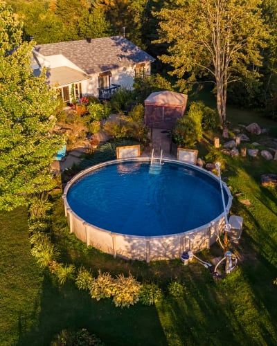 Vue aérienne du gîte Le Grandelinois et de sa piscine.
