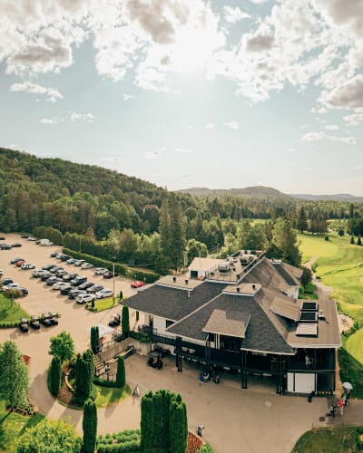 Le Val-Mo Pub Gourmand - Extérieur du bâtiment avec un terrain de golf