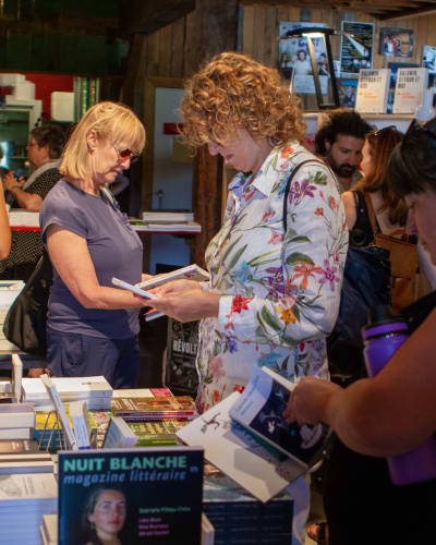 Les Correspondances d’Eastman - Des personnes regardent des livres dans une librairie