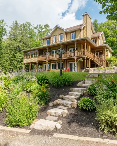 Extérieur du gîte Les Dames du Lac en été.