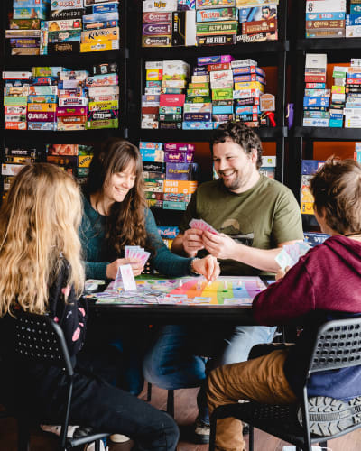 Des personnes jouent à un jeu de société au Lillojeux.