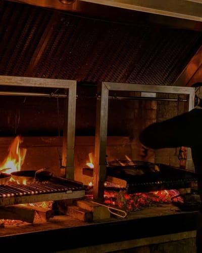Cuisinier cuisinant sur les braises. 
