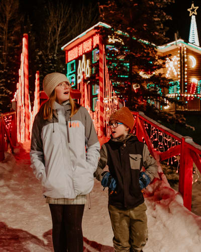 Deux enfants devant la Maison du Père Noël.