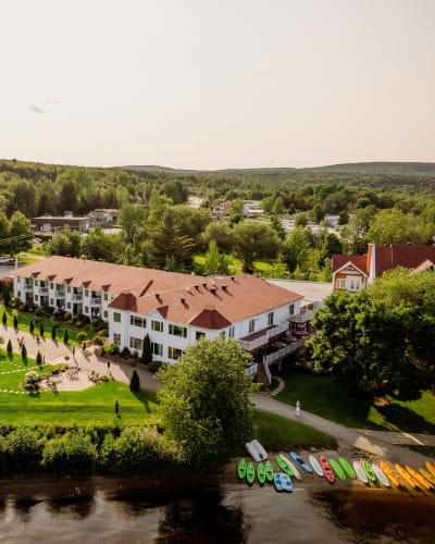 Vue aérienne du Manoir du Lac William l'été.