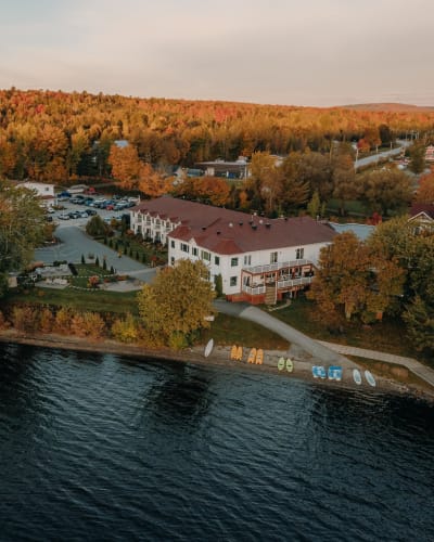 Vue aérienne du Manoir du lac William en automne.