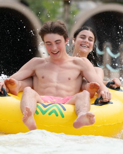 2 jeunes s'amusent dans les glissades d'eau au Parc aquatique Sommet Saint-Sauveur