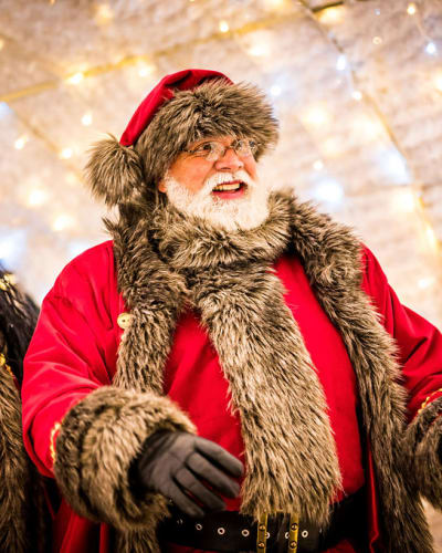 Père Noël dans un passage illuminé.