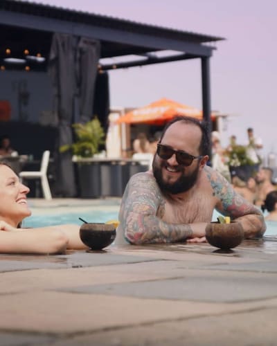 Homme et femme dans la piscine extérieure.
