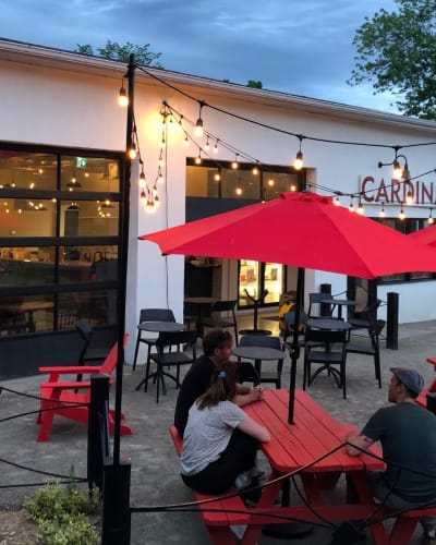 Microbrasserie Cardinal Brewing - Terrasse en soirée.