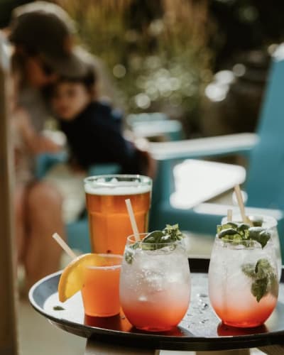 Le Roquemont - Un plateau de boissons sur une table basse à l'extérieur