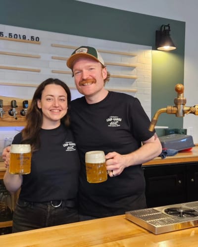 Microbrasserie Loup-Garou - Deux personnes, chacunes tenant un bière