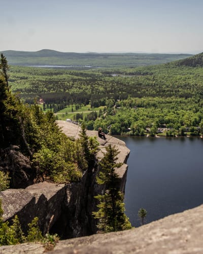 Vue panoramique du haut du sommet et du lac.