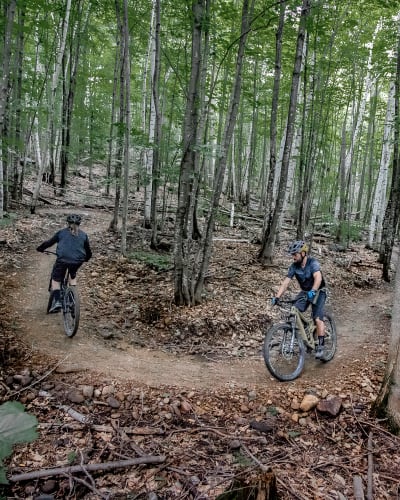 Sentier en été, Montebello, vélo de montagne.