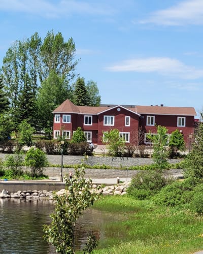 Motel La Bell' Villa - Bâtiment rouge près d'un plan d'eau
