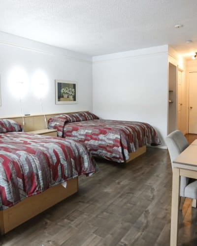 Chambre avec deux lits au Motel Le Classique.