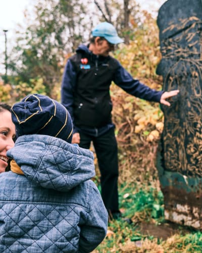 Musée ilnu de Mashteuiatsh - En nature, une mère et un enfant regardent un animateur