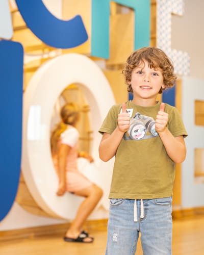 Enfant au Musée POP.