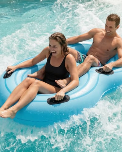 Deux personnes dans une glissade d'eau.