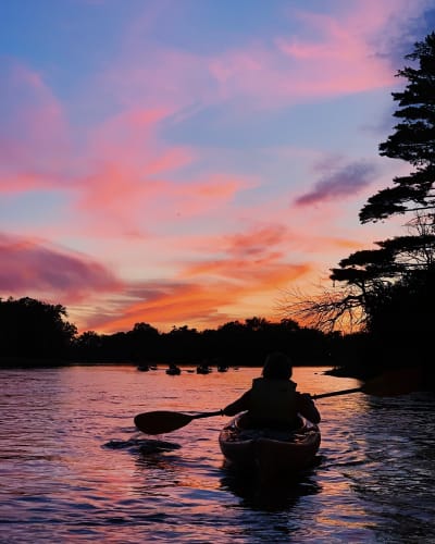 Kayak au crépuscule au Parc de la Rivière-des-Mille-Îles.