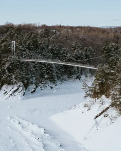 Vue aérienne de la passerelle au-dessus de la rivière en hiver.
