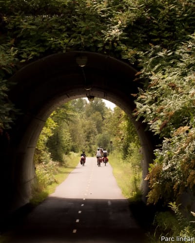 Famille à vélo.