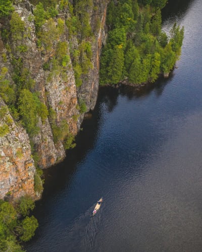 Vue aérienne de personnes en canot au Parc national d’Aiguebelle.