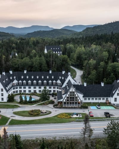 Vue aérienne du Gîte du Mont-Albert en été.