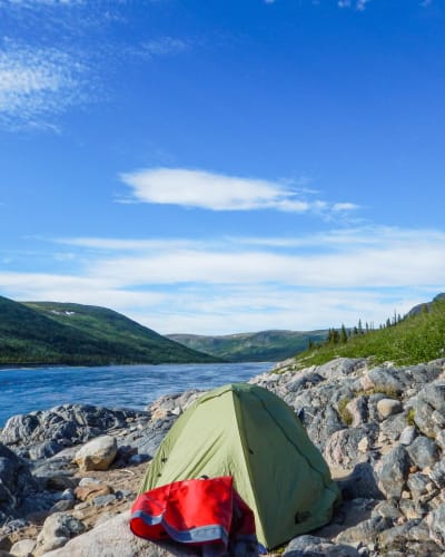 Camping sauvage sur le bord d'une rivière.