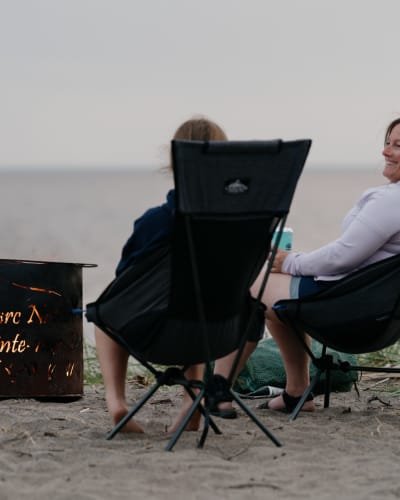 Deux amies sur la plage.