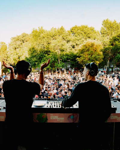 2 DJ sur la scène devant la foule.
