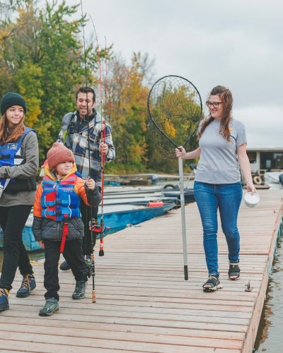 Famille sur un quai partant à la pêche.