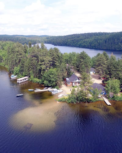 Vue aérienne de l'île de la Pourvoirie Lac Dumoulin.