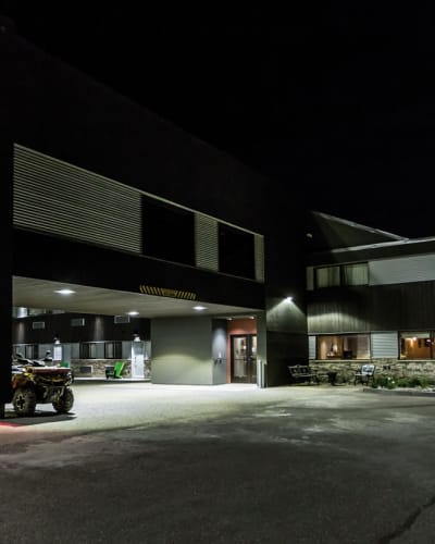 Quality Inn & Suites Matane - Façade de l'hôtel la nuit