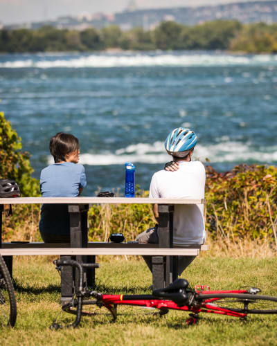 Deux personnes et leurs vélos à RécréoParc.