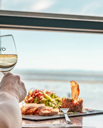 Plat et verre de vin au Restaurant Allegro.