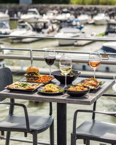 Table sur la terrasse du Restaurant Le Belvédère.