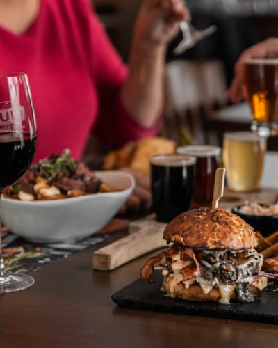Couple dégustant un plat, Resto-Pub Belles & Bum.