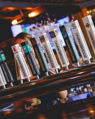 Shawbridge - Microbrasserie et Charcuteries - Une rangée de tireuses à bière