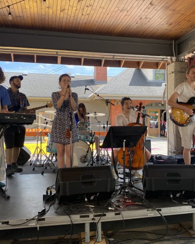Sherbrooke en musique - Groupe de musique en performance sur une scène extérieure.