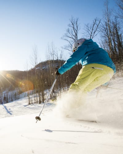 Un skieur au Sommet Morin Heights.