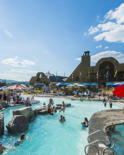Piscine au parc aquatique du Sommet Saint-Sauveur.